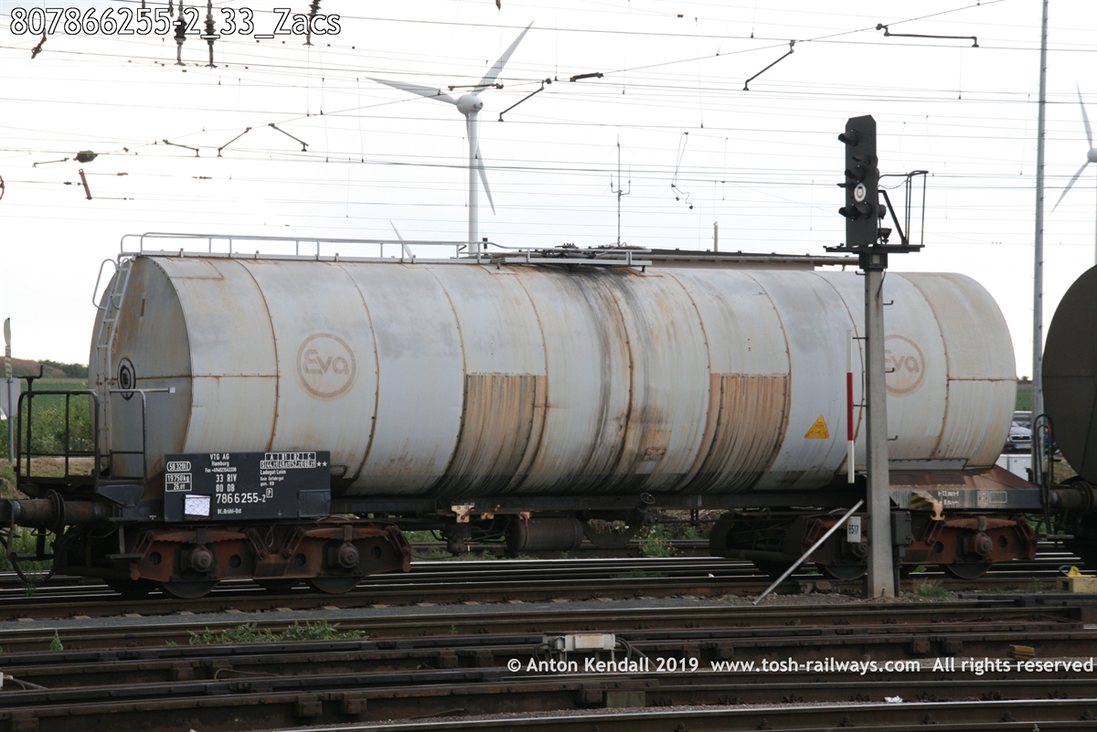 807866255-2_33_Zacs.jpg